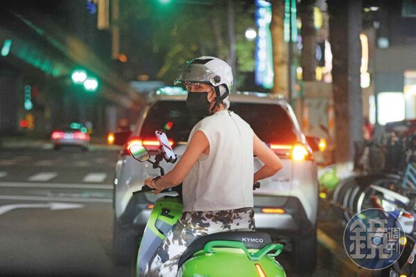 7/18,19:28,曾沛慈熟練的騎著共享機車,一下子就消失在下班車陣中。