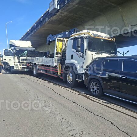 ▲▼ 台88嚴重車禍!9車連環撞2人受傷 駕駛卡車內現場慘況曝。(圖/記者吳奕靖攝)