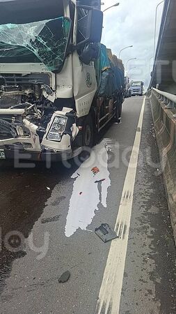 ▲▼ 台88嚴重車禍!9車連環撞2人受傷 駕駛卡車內現場慘況曝。(圖/記者吳奕靖攝)
