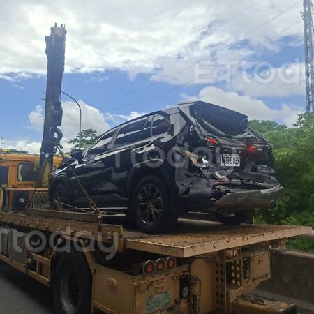 ▲▼ 台88嚴重車禍!9車連環撞2人受傷 駕駛卡車內現場慘況曝。(圖/記者吳奕靖攝)