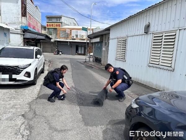 ▲豐里派出所員警巡邏時發現道路散落遭強風吹落的居家物品,立即下車排除障礙,維護用路人行車安全。(圖/記者楊晨東翻攝)
