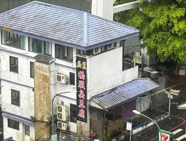 玉里橋頭臭豆腐到新店碧潭展店,附近居民向環保局投訴異味。(翻攝自臉書社團我是新店人)