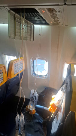 ▲▼瑞安航空(Ryanair)客機窗戶破裂,導致一名61歲塞爾維亞籍男乘客差點被吸出窗外,幸好妻子緊抓雙腿、其他乘客合力拉回。(圖/路透)