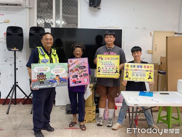 ▲枋寮警分局到獅子鄉楓林村進行防詐、交安宣導。(圖/記者陳崑福翻攝)