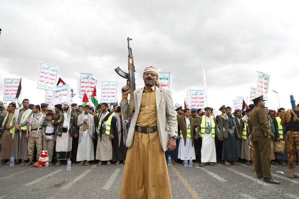 ▲▼2024年葉門首都薩那(Sanaa),反抗軍青年運動(Houthi,又譯胡塞運動)抗議美國領導的空襲,並聲援加薩走廊巴勒斯坦人。(圖/達志影像/美聯社)