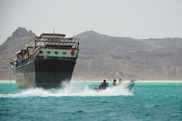 ▲▼2026年4月,葉門漁民在曼德海峽(Bab el-Mandeb)與一艘商船擦肩而過。(圖/達志影像/美聯社)