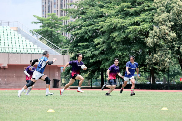 ▲▼ 觸式橄欖球比賽:福建省尚飛(紫色)VS 台灣無惑(藍色)、撞式橄欖球比賽:福建聯隊(白色)防守,台灣聯隊(藍色)傳球。 。(圖/翻攝 中國日報)