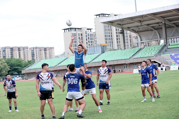 ▲▼ 觸式橄欖球比賽:福建省尚飛(紫色)VS 台灣無惑(藍色)、撞式橄欖球比賽:福建聯隊(白色)防守,台灣聯隊(藍色)傳球。 。(圖/翻攝 中國日報)