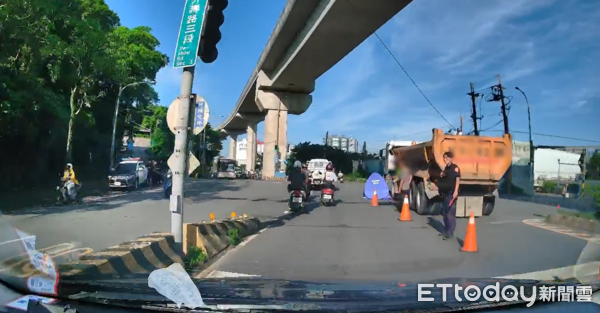 ▲▼新北三峽火葬場前,砂石車輾斃機車騎士。(圖/記者陳以昇翻攝)