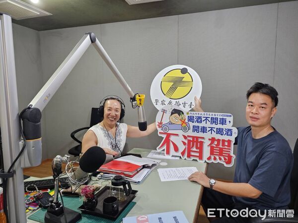▲太麻里分駐所所長呂凱寰於節目中宣導最新反詐騙手法。(圖/記者楊晨東翻攝)