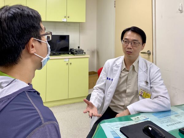 ▲高溫體感溫度飆破40度昏厥,彰化秀傳醫院家醫科主任李育慶警告,這是熱中暑要儘快送醫。(圖/彰化秀傳醫院提供)