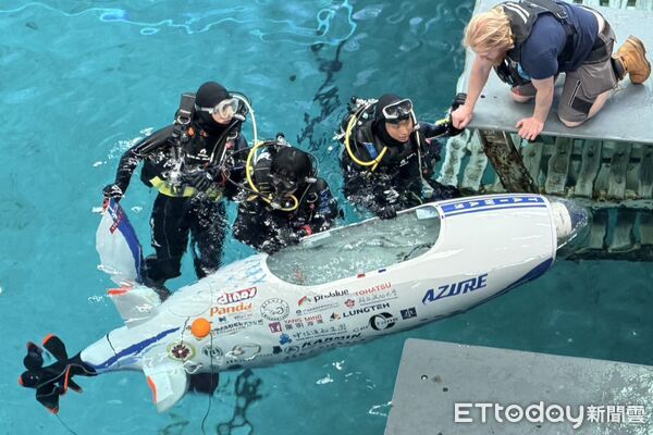 ▲成大「討海人」團隊攜帶第三代自製潛艇「Azure蔚藍號」,參加2026歐洲國際人力潛艇競賽。(記者林東良翻攝,下同)