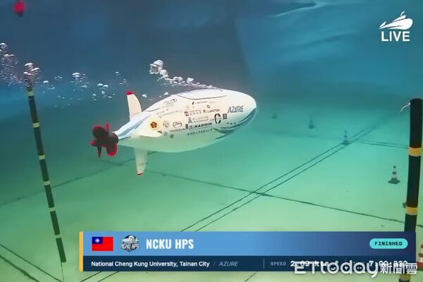 ▲成大「討海人」團隊攜帶第三代自製潛艇「Azure蔚藍號」,參加2026歐洲國際人力潛艇競賽。(記者林東良翻攝,下同)