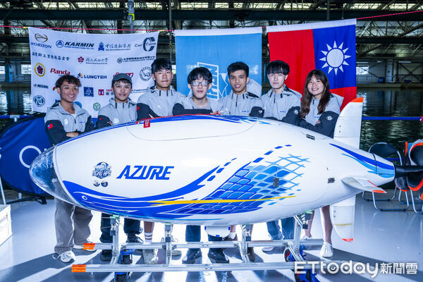 ▲成大「討海人」團隊攜帶第三代自製潛艇「Azure蔚藍號」,參加2026歐洲國際人力潛艇競賽。(記者林東良翻攝,下同)