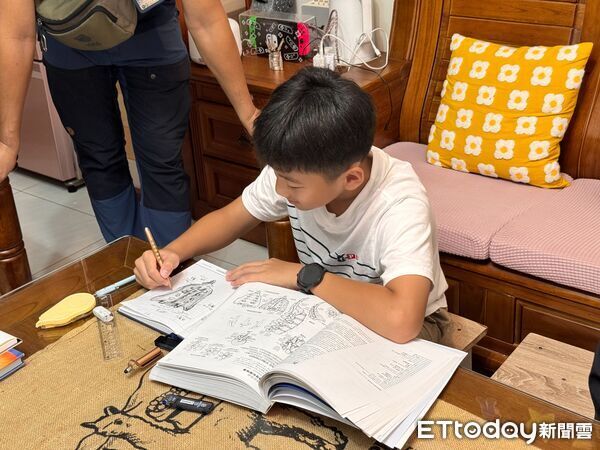 ▲▼12歲男童胡鈞翔翻看書籍描繪人體構造,神級畫風酷似《進擊的巨人》。(圖/胡奕璿提供)
