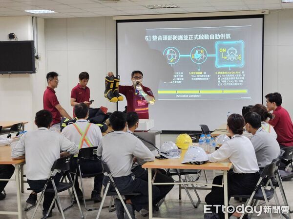 ▲新市消防分隊進入奇菱科技,採1對1方式指導外籍移工穿戴消防衣褲及空氣呼吸器。(記者林東良翻攝,下同)