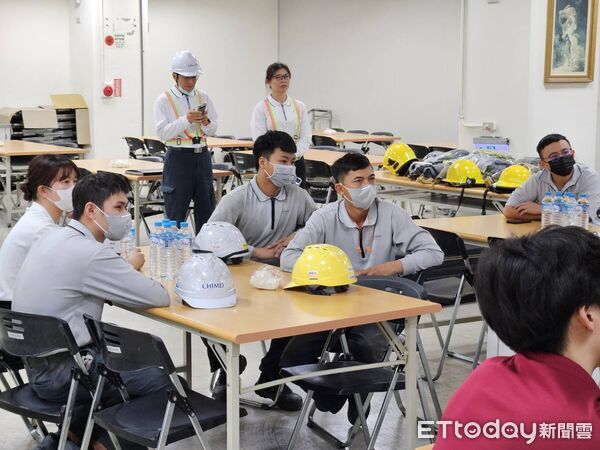 ▲新市消防分隊進入奇菱科技,採1對1方式指導外籍移工穿戴消防衣褲及空氣呼吸器。(記者林東良翻攝,下同)
