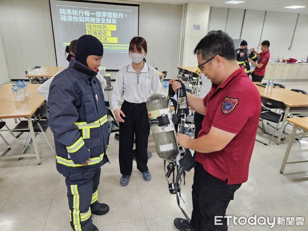 ▲新市消防分隊進入奇菱科技,採1對1方式指導外籍移工穿戴消防衣褲及空氣呼吸器。(記者林東良翻攝,下同)