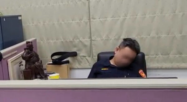 ▲▼法警打瞌睡 。(圖/民眾提供)