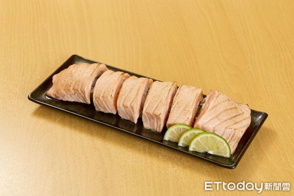 ▲超滿足!生鮭魚腹一本燒。(圖/壽司郎提供)