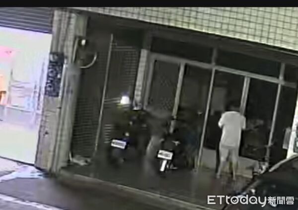 ▲雲林虎尾鎮三合里一處民宅遭竊,監視器拍下竊賊兩度進出屋內。(圖/記者游瓊華翻攝)