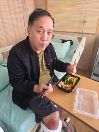 ▲▼陳仙梅驚曝爸爸無外傷「右腿滿是水泡」嚇壞全家。(圖/翻攝自Facebook/陳仙梅)