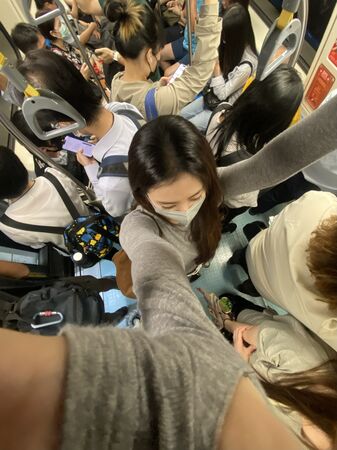 ▲周曉涵在捷運自拍沒人發現,照片紅到韓國。(圖/翻攝自Threads/ilove7388)