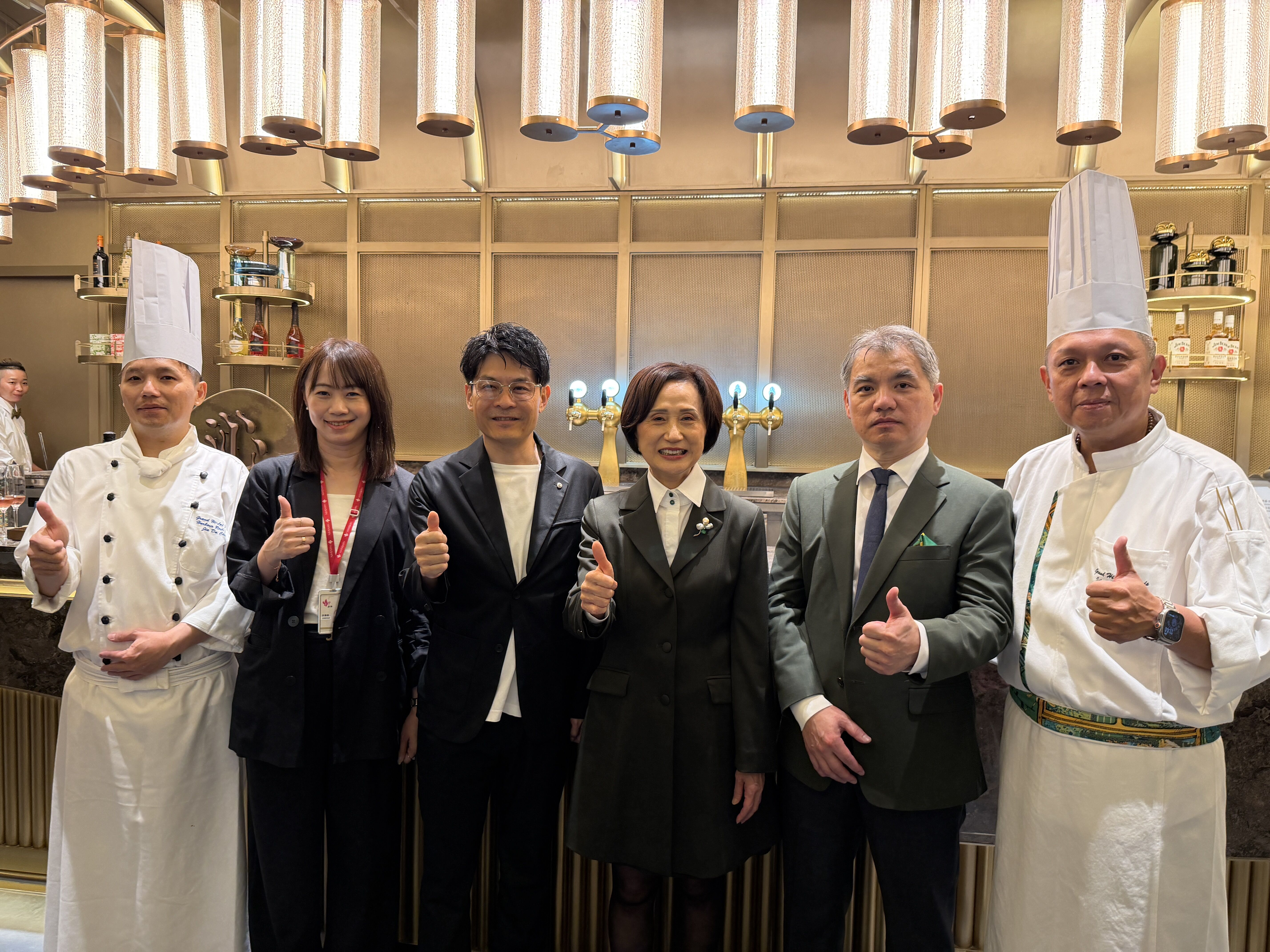 ▲▼漢來島語Buffet進駐台中,圖右三為董事長林淑婷。(圖/記者高兆麟攝)