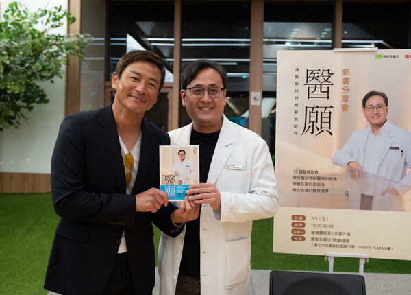 ▲郭彥甫與江宏恩,近日合體現身,力挺醫願診所院長葉曙慶的新書《醫願》簽書會。(圖/醫願診所提供)