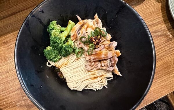 ▲東沐。食在「紅油蒜味鴨肉乾拌麵」。(圖/取自米其林指南網站)