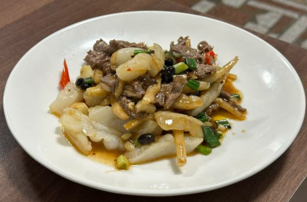 ▲咩灣裡羊肉店「苦瓜炒羊肉」。(圖/取自米其林指南網站)