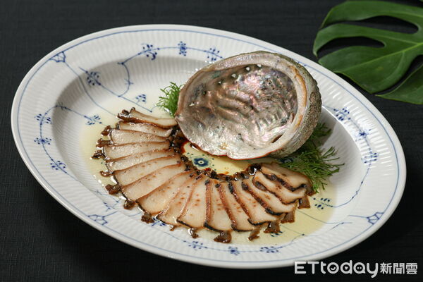▲晶華軒「醬滷澳洲黑金鮑」、「紅油浸宜蘭粉蛤」。(圖/晶華提供)
