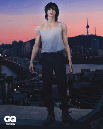 ▲邊佑錫露出寬肩。(圖/翻攝自IG_gq_korea)