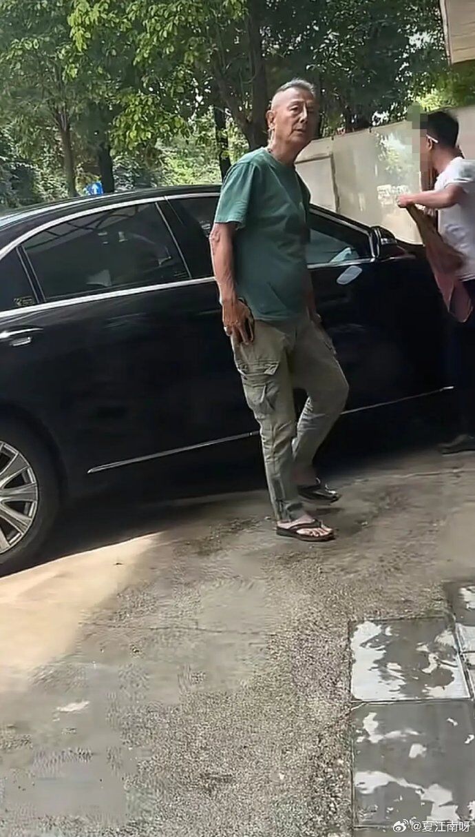 ▲▼72歲劉德凱傳定居大陸,滿頭白髮踩夾腳拖修車。(圖/翻攝自微博)