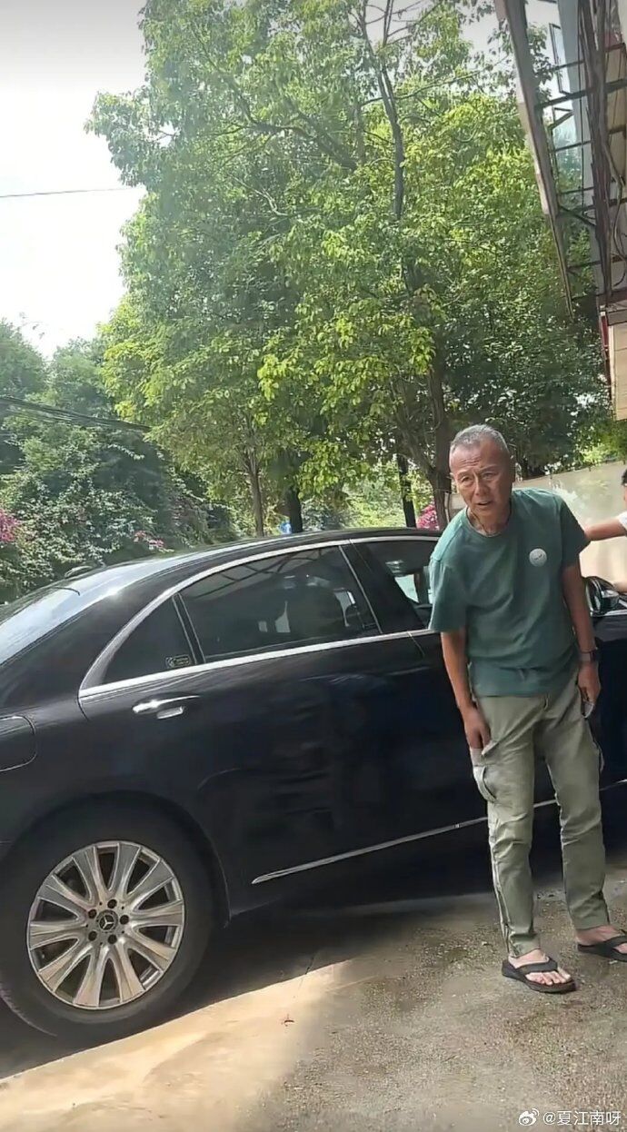 ▲▼72歲劉德凱傳定居大陸,滿頭白髮踩夾腳拖修車。(圖/翻攝自微博)