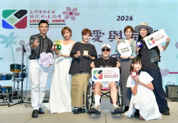 ▲▼ 張芸京(右起)、王瞳、班鐵翔、錦雯、孟慶而號召各界關注虐兒少議題 。(圖/台灣愛與希望國際關懷協會提供)