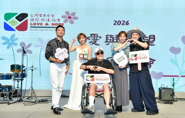 ▲▼ 張芸京(右起)、王瞳、班鐵翔、錦雯、孟慶而、諾兒齊聚出席公益活動 。(圖/台灣愛與希望國際關懷協會提供)