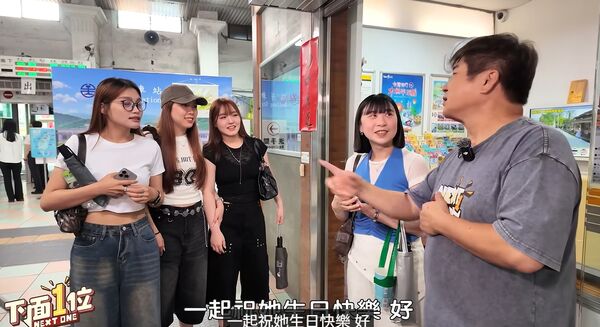 ▲胡瓜碰上四位女學生一起慶生。(圖/下面一位)