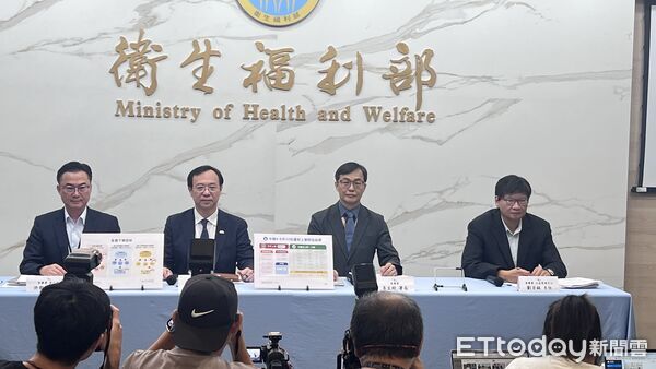 ▲▼衛福部說明預防性下架油品重新上架原則。(左起)食藥署食品組組長許朝凱、部長石崇良、食藥署長姜至剛、食藥署北區管理中心主任劉芳銘。(圖/記者鄭毓齡攝)