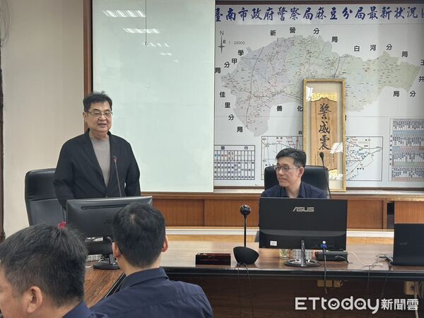 ▲國寶級木雕大師陳啟村親手雕刻「警威震」木匾,贈予麻豆警分局表達感謝。(記者林東良翻攝,下同)