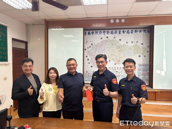 ▲國寶級木雕大師陳啟村親手雕刻「警威震」木匾,贈予麻豆警分局表達感謝。(記者林東良翻攝,下同)
