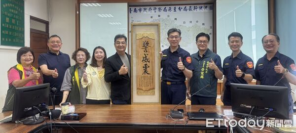 ▲國寶級木雕大師陳啟村親手雕刻「警威震」木匾,贈予麻豆警分局表達感謝。(記者林東良翻攝,下同)