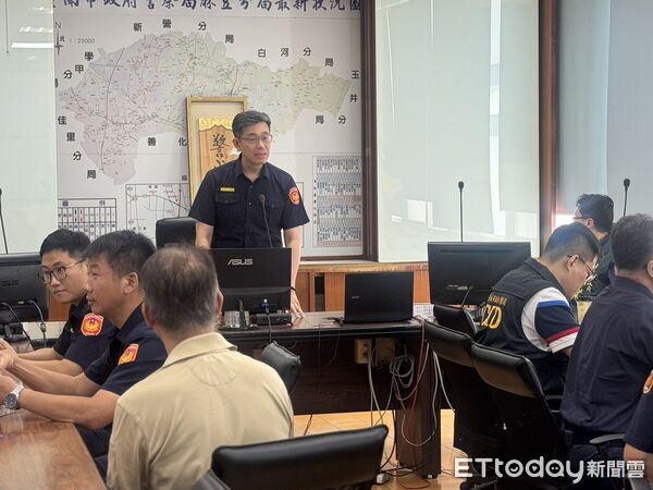 ▲國寶級木雕大師陳啟村親手雕刻「警威震」木匾,贈予麻豆警分局表達感謝。(記者林東良翻攝,下同)