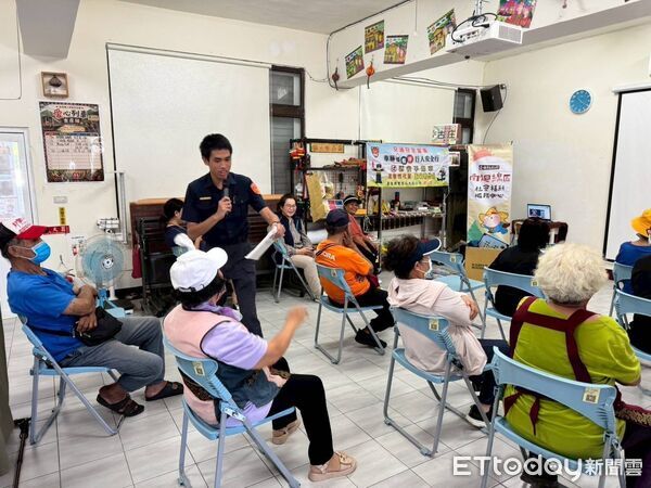 ▲大武警深入文健站提升長者識詐力。(圖/記者楊晨東翻攝)