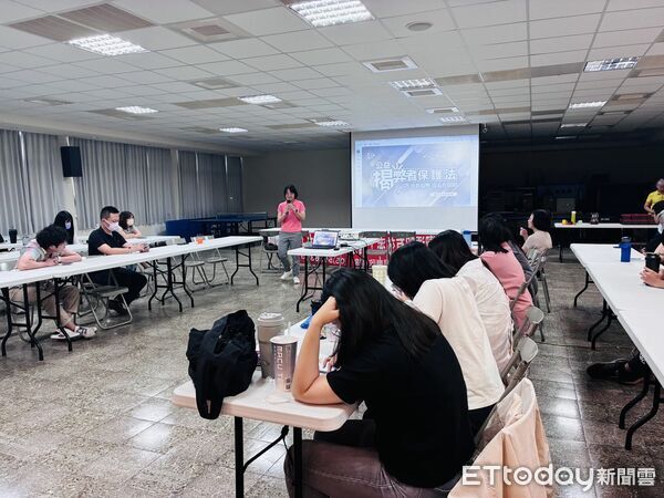 ▲雲林縣環保局舉辦法紀教育研習,邀請司法實務專家解析「圖利與便民」界線。(圖/記者游瓊華翻攝)