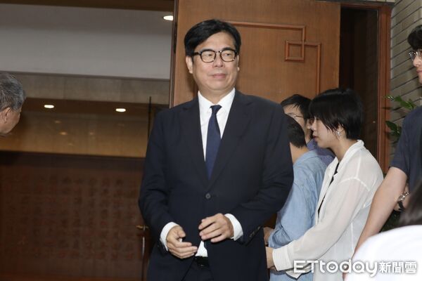 ▲▼ 政委陳時中、高雄市長陳其邁出席行政院出席審查「食品安全衛生管理法」部分條文修正草案會議 。(圖/記者劉耿豪攝)