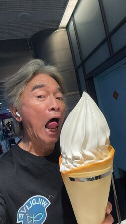 ▲▼吳宗憲被拍到在捷運上吃冰。(圖/本人提供)