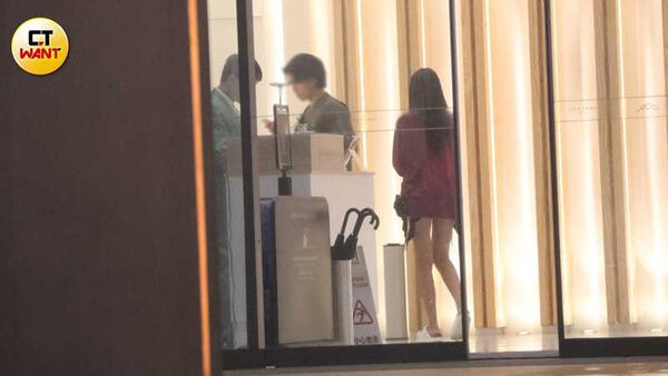 愛的直通車1/星二代游宇潼新對象曝光! 夜奔飯店會高帥男共處逾5小時至凌晨未離開