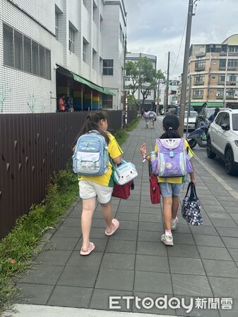 ▲台南市政府投入670萬元完成佳里區仁愛國小第2期通學步道整建工程,改善過去人車爭道問題。(記者林東良翻攝,下同)