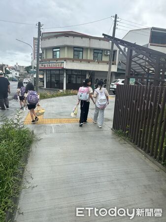 ▲台南市政府投入670萬元完成佳里區仁愛國小第2期通學步道整建工程,改善過去人車爭道問題。(記者林東良翻攝,下同)